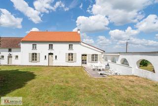 Immo Groot Leeuw presenteert u deze karaktervolle hoeve, prachtig gelegen te midden van een oase van rust en groen. De woning werd recent gerenoveerd en voorzien van een nieuw dak met isolatie, wat ze volledig instapklaar maakt en getuigt van aandacht voor detail. Binnenin geniet u van een ruime leefomgeving met een volledig uitgeruste keuken en praktische wasruimte, een gezellige eethoek en een woonkamer met een authentieke schouw. De woning beschikt over vier slaapkamers, waarvan één zich op het gelijkvloers bevindt, evenals twee badkamers die zorgen voor optimaal comfort.<br />Verder zijn er nog heel wat extra troeven, waaronder een grote garage, een carport en een kelder die extra opslagruimte biedt. Bovendien beschikt deze woning over een gunstig EPC en is de elektriciteit conform, en wordt ze momenteel verwarmd op mazout<br />Deze woning combineert landelijke charme met hedendaags wooncomfort. Contacteer ons snel voor een bezoek en ontdek de rust en ruimte die dit pand te bieden heeft!<br />Vraag uw bezoek aan via 023780444 of info@igl.immo!<br /><br /> 