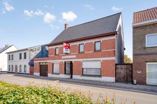 Te renoveren woning met handelspand te koop in centrum Zulte.Deze woning met een handelspand is zeer strategisch gelegen in de Statiestraat in...