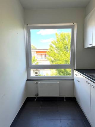 <p><span>Instapklaar hoekappartement met zuid terras en garagebox op gunstige locatie</span></p><p><span> </span></p><p><span>Dit instapklare appartement is gunstig gelegen op aan de Acht Eeuwenlaan in Edegem, een gegeerde en residentiële buurt met een vlotte bereikbaarheid. Winkels, scholen, openbaar vervoer, Domein Hof ter Linden en belangrijke invalswegen bevinden zich in de nabije omgeving. De combinatie van rust en bereikbaarheid maakt deze locatie ideaal voor zowel eigen bewoning als investering.</span></p><p><span> </span></p><p><span>INDELING</span></p><p><span>Het appartement heeft een bewoonbare oppervlakte van 87 m², is gelegen op de bovenste verdieping en werd in 2012 gerenoveerd. </span></p><p><span>Je komt binnen in een ruime inkomhal voorzien van een gastentoilet. De ruime leefruimte is licht en stil dankzij de hoeklocatie. Aansluitend ligt de goed uitgeruste keuken die desgewenst kan opengemaakt worden. Verder beschikt het appartement over twee volwaardige slaapkamers en een badkamer met bad/douchecombinatie. Via beide kamers is er toegang tot het zuid gericht terras aan de achterzijde.</span></p><p><span> </span></p><p><span>De  extra ruime en hoge garagebox is groot genoeg voor het plaatsen van een camionette en kan aangekocht worden voor 30.000€.</span></p><p><span>De gemeenschappelijke kosten bedragen €110.</span></p><p><span> </span></p><p><span>BIJZONDERHEDEN</span></p><p><span>- verzorgd en instapklaar appartement</span></p><p><span>- eigen nutsvoorzieningen (water en gas)</span></p><p><span>- lage maandelijkse lasten</span></p><p><span>- dak conform geïsoleerd</span></p><p><span>- geschikt als investering of eigen bewoning</span></p><p><span> </span></p><p><span> </span></p><p><span> </span></p><p><span> </span></p>