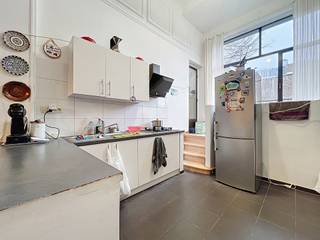 Lichtrijk appartement met 2 slaapkamers en grote tuin – Europese Wijk, Elsene<br /><br />📍 Troonstraat 175 – 1050 Elsene<br /><br />Gelegen in de Troonstraat, op slechts 5 minuten wandelen van de Europese Wijk, bevindt dit lichtrijke appartement van ±80 m² zich op de 1e verdieping van een goed onderhouden gebouw, in een levendige en aangename straat, vlak bij winkels, openbaar vervoer, scholen en supermarkten.<br /><br />Het appartement bestaat uit een inkomhal, een lichtrijke leefruimte van ongeveer 20 m², ideaal voor dagelijks comfort.<br />De ingerichte keuken geeft rechtstreekse toegang tot een uitzonderlijke privatieve tuin van ±100 m², een zeldzaamheid voor een appartement op de eerste verdieping.<br /><br />De nachthal leidt naar twee ruime slaapkamers (±16 m² en ±12 m²) en een badkamer met ligbad, lavabo en toilet.<br /><br />🔹 Troeven<br /><br />Topligging – Europese Wijk<br /><br />Zeer grote privatieve tuin (±100 m²)<br /><br />Veel natuurlijk licht<br /><br />Praktische indeling<br /><br />Goed onderhouden gebouw<br /><br />Ideaal als eigen woning of investering<br /><br />📌 EPC : E<br />🔥 Gasverwarming<br /><br />💰 Prijs : 325.000 €<br /><br />📞 Inlichtingen en bezoeken op afspraak<br />+32 472 34 44 08<br />bruxelles.europe@weinvest.be<br /><br />🌐 Bekijk al onze beschikbare panden op www.weinvest.be