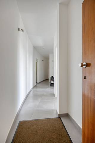 <p><span>Gerenoveerd appartement centrum Halle</span></p><p><span>Indeling: op het 2de verdiep (geen lift): inkomhal met vestiaire, woonkamer met open keuken (kookplaat en frigo aanwezig).</span></p><p><span>Badkamer, 2 slaapkamers en terras.</span></p><p><span>2 private kelders inbegrepen.</span></p><p><span>In het centrum van Halle met verschillende parkeermogelijkheden.</span></p><p><span>Momenteel verhuurd.</span></p><p><span>Maandelijkse lasten 53 €/ maand!</span></p><p><span> </span></p>