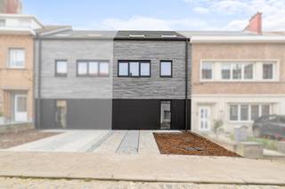 <p><strong>Te koop: casco woning in het centrum van Strombeek-Bever, op een ideale ligging nabij scholen, openbaar vervoer en residentiële omgeving.</strong></p>

<p><strong>Prijs is exclusief BTW!</strong></p>

<p>Deze woning (bouwjaar 2026) biedt een unieke kans om zelf de afwerking te bepalen. Dankzij de casco oplevering kan je de indeling, materialen en stijl volledig naar eigen wensen realiseren. De ligging in een rustige straat, maar toch dicht bij alle voorzieningen, maakt dit een aantrekkelijke keuze voor gezinnen en koppels.</p>

<p> </p>

<p><strong>Belangrijkste ruimtes:</strong><br />• Garage met directe toegang tot de woning<br />• Keukenruimte klaar voor inrichting<br />• Woonruimte met zicht op de tuin<br />• 3 (4) slaapkamers met veel lichtinval<br />• Zolder voor extra opslag of toekomstige uitbreiding extra slaapkamer <br />• Tuin (247 m²) ideaal voor ontspanning</p>

<p> </p>

<p><strong>Troeven:</strong><br />• Casco woning nog af te werken<br />• Ideale ligging nabij voorzieningen<br />• Afwerking volledig naar eigen wensen</p>

<p> </p>

<p>Neem vandaag nog contact op met je ERA-makelaar voor een bezoek.</p>

<p> </p>

<p>JOUW DROOMHUIS. ZO GEVONDEN!</p>