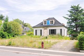 <p><span>Waasmunster - This spacious detached home with a large garden is situated in a prime location in Waasmunster, offering an attractive opportunity for those looking for a home with plenty of potential and the chance to renovate it entirely to their own taste.</span></p><p><span>Here are some of its highlights:</span></p><ul><li><span>Spacious lot of approx. 971 m²</span></li><li><span>Living area of approx. 166 m²</span></li><li><span>Detached home with plenty of possibilities</span></li><li><span>3 bedrooms</span></li><li><span>Full basement with garage and additional storage space</span></li></ul><p><span>The home features, on the ground floor, a spacious entry hall, a multipurpose room, a bright living area, a kitchen, the first bedroom, and a bathroom. The kitchen provides access to a practical storage area and the sun terrace. The first floor features two more spacious bedrooms and an additional storage area under the roof.</span></p><p><span>In addition, the home features a full basement with a spacious garage of approximately 36 m² and additional storage space.</span></p><p><span>The home requires further renovation, but thanks to its spacious areas, open floor plan, and large lot, it offers an excellent foundation for anyone looking for a renovation project with future potential. Furthermore, part of the roof has already been replaced. </span></p><p><span>The location is an added bonus. You’ll be close to the center of Waasmunster, shops, schools, and public transportation, with easy access to surrounding municipalities and major thoroughfares.</span></p><p><span>Are you looking for a spacious renovation home in a prime location in Waasmunster? Then contact us soon to schedule an on-site visit.</span></p><p><span>Asking price: 399,000 euros</span></p>