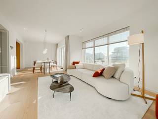 Villa exclusive avec une vue imprenable sur la mer - entièrement rénovée avec attention pour les détails.<br /><br />Cette villa exceptionnelle a récemment été entièrement et avec goût rénovée, en utilisant des matériaux de haute qualité et en accordant une grande attention à la finition. De différentes pièces de la maison, vous pourrez profiter d'une vue imprenable sur la mer.<br /><br />Disposition :<br />En entrant dans la maison, vous arrivez dans un hall d'entrée spacieux avec toilettes invités et vestiaire. Le salon lumineux comprend un salon confortable et une salle à manger, donnant sur une terrasse orientée à l'ouest. La cuisine ouverte entièrement équipée est équipée d'appareils Miele (four, four combiné, cave à vin, réfrigérateur, lave-vaisselle) et d'un robinet Quooker. De la cuisine, vous avez un accès direct à une deuxième terrasse et au jardin arrière joliment aménagé, équipé d'un éclairage d'ambiance et d'un système d'arrosage automatique.<br /><br />Premier étage :<br />La chambre principale dispose de placards intégrés, d'une salle de douche attenante et de toilettes séparées. Vous pourrez également profiter d'une belle vue sur la mer. Il y a également deux chambres à coucher complètes, une salle de douche séparée et des toilettes invités sur le palier.<br /><br />Deuxième étage :<br />Ici se trouve une quatrième chambre spacieuse avec une vue imprenable sur la mer, une grande terrasse, un dressing séparé et une salle de bains complète. Des toilettes supplémentaires sont également présentes.<br /><br />Sous-sol :<br />Le sous-sol entièrement aménagé et éclairé naturellement comprend un vestiaire, un débarras, une buanderie, une pièce polyvalente et une salle de douche supplémentaire.<br /><br />Supplémentaire :<br />La maison dispose d'un garage spacieux et de plusieurs places de parking extérieures, dont une avec borne de recharge. Cette villa d'angle économe en énergie est équipée d'une pompe à chaleur, de la climatisation et d'un système domotique.<br /><br />Emplacement :<br />La villa est située dans un emplacement unique en bord de mer, dans un environnement en plein développement avec un énorme potentiel futur. Grâce au projet de rénovation du casino et à la création d'une place sans voiture, cet emplacement est non seulement exclusif, mais aussi un excellent investissement à long terme.