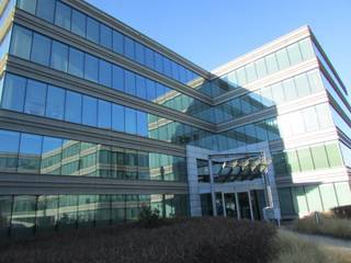 Modern offices for rent with lots of natural light. Restaurant available on site. Easily accessible by car and public transportation. Located at 2 minutes from the R0.<br /> <br /> Archives available: €60/m²/year<br /> Charges: €40/m²/year<br /> Taxes: €14/m²/year<br /> Parking OUT: €495/space/year<br /> Parking IN: €975/space/year