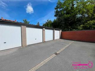* RESIDENTIE LEONARDO (KASTEELDREEF - MEULEBEKE)<br />* Een 1-slaapkamerappartement met terras, tuintje, kelderberging en garage<br />* Garage met automatische sectionale poort<br />* Buiten : gezamenlijke fietsenberging - privé terras met tuintje (volledig omheind)<br />* Verdiep -1 : privé kelderberging<br />* Verdiep 0 : gemeenschappelijke inkomhal - lift - privé inkomhal - slaapkamer - badkamer - toilet - wasruimte - living met open keuken<br />* Centrale verwarming op aardgas<br />* EPC 198 kWh / (m² jaar) UC 2312020 (LABEL B)<br />* Vg/Wg/Gvv/Gvkr/Gmo<br />* Momenteel verhuurd (646,20€/maand)
