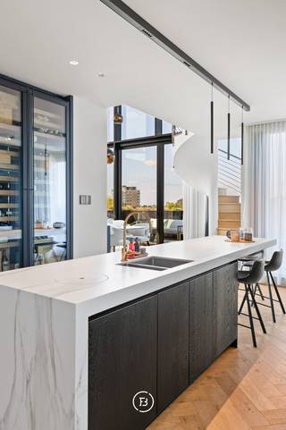 Uitzonderlijke penthouse dat luxe, comfort en verfijning naadloos combineert.<br />Gelegen in een modern gebouw uit 2020, biedt het een spectaculair uitzicht en een royale bruto woonoppervlakte van 254 m².<br /><br />Met drie afzonderlijke terrassen (97 m² bruto) geniet u op elk moment van de dag van zon, licht en rust. Ontspannen wordt dagelijkse luxe dankzij de privéjacuzzi en de inpandige sauna.<br /><br />De leefruimte straalt klasse en warmte uit, mede dankzij twee stijlvolle open haarden en een hoogwaardige open keuken met kookeiland. Het penthouse is volledig uitgerust met vloerverwarming in combinatie met een energiezuinige warmtepomp, wat zorgt voor maximaal comfort en een consistent aangenaam binnenklimaat.<br /><br />Drie ruime slaapkamers en twee elegant afgewerkte badkamers bieden ruimte en rust voor het hele gezin of gasten. Dankzij het geavanceerde domoticasysteem en automatische gordijnen ervaart u een moeiteloze controle over sfeer, verlichting en privacy.<br /><br />Met een uitstekende EPC-score van 60 en energielabel A is dit penthouse duurzaam en toekomstgericht. Praktisch gemak is verzekerd dankzij drie ondergrondse private garages, een extra staanplaats en kelderberging, rechtstreeks bereikbaar met de lift.<br /><br />Dit penthouse staat synoniem voor exclusiviteit, rust en ruimte. Een unieke kans voor wie compromisloos wil wonen in pure luxe.