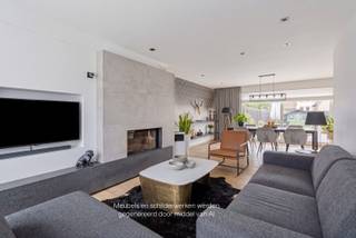 Deze perfect onderhouden woning is rustig gelegen op slechts enkele minuten van het centrum van Roeselare.<br />De woning werd gebouwd in 1980 en doorheen de jaren met zorg onderhouden en reeds opgefrist, waardoor ze vandaag de ideale gezinswoning vormt.<br /><br />Op het gelijkvloers beschikt de woning over een ruime inkomhal met gastentoilet, een lichtrijke woonkamer met gezellige houthaard en een ruime, volledig ingerichte keuken.<br />De keuken werd reeds opgefrist en is uitgerust met een granieten werkblad en kwalitatieve inbouwtoestellen.<br />Vanuit de keuken is er rechtstreeks toegang tot de garage, die momenteel dienstdoet als wasplaats, fietsenberging en bovendien voorzien is van een recent geïnstalleerde douche.<br /><br />Op de eerste verdieping bevinden zich de nachthal, een vernieuwde badkamer en <strong>drie volwaardige slaapkamers</strong>.<br />De badkamer is uitgerust met een dubbel lavabomeubel, een ligbad en een tweede toilet. Alle slaapkamers beschikken over praktische inbouwkasten.<br /><br />De woning wordt verwarmd via <strong>centrale verwarming</strong> op aardgas.<br />Daarnaast zijn vrijwel alle ramen voorzien van dubbele beglazing en werd het dak geïsoleerd. Dit resulteert in een gunstige EPC-score C (300 kWh/m²/jaar).<br /><br />De woning is volledig onderkelderd wat het ideaal maakt om in de toekomst aanpassingen uit te voeren.<br />Alle <strong>sanitaire leidingen</strong> werden reeds <strong>vernieuwd </strong>en ook de <strong>elektriciteit werd conform gemaakt in 2026.</strong><br /><br />Door de twee kleinere ramen boven de voordeur en de garage nog te vervangen, kan deze score zelfs verder worden verbeterd.<br /><br />De woning is gelegen op een volledig aangelegd en omheind perceel van <strong>438 m²</strong> met een gunstige zuidwestelijke oriëntatie, waardoor u de hele namiddag en avond van de zon kunt genieten.<br /><br />Ook de ligging is een absolute troef. De woning bevindt zich in een rustige woonomgeving, terwijl het centrum van Roeselare, sportclub Vision21, een bakker, slager, supermarkten en andere voorzieningen vlot bereikbaar zijn te voet of met de fiets.<br />Bovendien geniet u van een uitstekende bereikbaarheid dankzij de nabijheid van de E403 (Kortrijk – Brugge) en ligt het station van Roeselare op slechts 1,5 km.<br /><br />Bij interesse, aarzel niet ons te contacteren voor een plaatsbezoek op <strong>051/201.400</strong> of <strong>info@dicasa.be</strong>