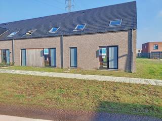 Deze woning wordt gebouwd in het vernieuwend woonproject ‘Roobaertpark’, een rustige buurt die vernieuwend groen, open en verkeersarm is ingericht aan de rand van het stad. De woning is aangesloten op het stadswarmtenet, waardoor je minder afhankelijk bent van fossiele brandstoffen zoals aardgas! Kindvriendelijke buurt met doodlopend straatje zonder doorgaand verkeer.<br />Lot 26 is een halfopen bebouwing op een grondoppervlakte van 336 m². Tijdloze woning met 152 m² bewoonbare oppervlakte. GELIJKVLOERS: inkom, wc, living (33 m²), open keuken met eiland, ruime berging, ruime fietsenberging.<br />EERSTE VERDIEPING: 3 ruime slaapkamers, ingerichte badkamer met inloopdouche en dubbele lavabo, aparte wc, stapelzolder.<br />Deze woning staat ruwbouw-winddicht momenteel en kan<strong> tamelijk snel instapklaar gemaakt worden. </strong>De foto's zijn van een gelijkaardige woning in het project ter inspiratie. <br /><br />Deze woning wordt aangeboden met ingerichte badkamer, bevloering en vloerverwarming.<br /><br />Leuke tuin met goeie oriëntatie. Nabij groenzone.<br />In de prijs is ook begrepen:<br />- tuinafsluiting met zwarte Plastidordraad.<br />- autostaanplaats in parkeerpocket.<br /><br />Prijs excl. btw en kosten. Voor meer info bel 09 280 60 60 of mail naar info@durabrik.be<br />Download de brochure op https://durabrik.immo/roeselare-honzebroekstraat |<br />Bezoek onze kijkwoning ter plaatse. Een afspraak maken kan via https://www.durabrik.be/nl/kijkwoningen/roeselare-honzebroekstraat<br /><br />* Afbeeldingen en oppervlaktes zijn indicatief.