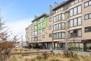 Dit prachtige appartement is gelegen op de derde verdieping van de jonge residentie Roosevelt (bouwjaar 2002), midden in het centrum van Vilvoorde. Met een bewoonbare oppervlakte van 80 m² biedt deze woning een comfortabele en aangename leefomgeving.<br /><br />Bij het betreden van het appartement komt u binnen in een royale inkomhal die toegang geeft tot de lichtrijke leefruimte (zuidgeoriënteerd). Aansluitend bevindt zich de volledig uitgeruste keuken met praktische berging. Aan de achterzijde van het appartement bevinden zich twee slaapkamers, waarvan één met toegang tot een terras, evenals een badkamer uitgerust met lavabo en douche. Een kelder en een autostaanplaats 3.3 (+€20.000) op verdieping -1 vervolledigt je nieuwe thuis.<br /><br />Openbaar vervoer, invalswegen ring, Scholen, marktplein (markt woe & zat), supermarkten en andere recreatieve mogelijkheden zijn op wandelafstand van het appartement.<br /><br />Divers: centrale individuele verwarming op aardgas (nieuwe ketel Vaillant sinds 2024), elektriciteit niet conform, tegelvloeren, videofoon, pvc dubbele beglazing, maandelijkse syndicuskosten €120, elektrische rolluiken, aansluiting wasmachine (berging), ventilatiesysteem, veiligheidsdeur, dak geïsoleerd, asbestveilig.<br /><br />Dankzij de centrale ligging en de doordachte indeling is dit appartement ideaal voor wie comfortabel en rustig wil wonen, met alle voorzieningen binnen handbereik.<br /><br />