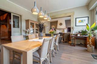 Exclusieve handelswoning te koop in Grootlo!Bent u op zoek naar een toplocatie waar u wonen en werken kunt combineren? Deze uitzonderlijke...