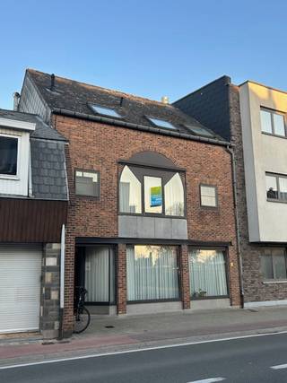 Dit aangename duplex appartement combineert ruimte en comfort, en is volledig instapklaar voor wie op zoek is naar praktisch en zorgeloos...