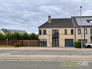 Ontdek deze hedendaagse, halfopen bebouwing in moderne bouwstijl gelegen in Roosdaal op een perceel van 3a32ca. De woning werd gebouwd in 2007 en vormt dankzij haar ruime indeling, 4 slaapkamers en praktische voorzieningen een ideale gezinswoning. Op het gelijkvloers bevindt zich een ruime L-vormige leefruimte van 43 m², voorzien van grote raampartijen die zorgen voor veel natuurlijke lichtinval en een mooi zicht op de tuin. Aansluitend bevindt zich de volledig ingerichte open keuken. Verder beschikt de benedenverdieping over een ruime inkomhal met apart gastentoilet, een wasplaats en een inpandige garage van 23 m² met automatische sectionale poort en rechtstreekse toegang tot de tuin. Op de verdieping bevinden zich 4 volwaardige slaapkamers en een ruime badkamer, uitgerust met zowel een ligbad als douche en toilet. Daarnaast biedt de woning nog extra bergruimte op de zolder, bereikbaar via een uittrekbare trap. Ook buiten werd veel aandacht besteed aan comfort en onderhoudsgemak. Het perceel is volledig omheind en aangelegd, waarbij de tuin grotendeels onderhoudsvriendelijk werd afgewerkt met grind. Achteraan bevindt zich een aangenaam terras met overkapping en een praktisch tuinhuis. Aan de voorzijde beschikt de woning over een oprit en zijdelingse poort. Ook technisch is de woning goed uitgerust met centrale verwarming op aardgas (Buderus), een ventilatiesysteem, waterontkalker en een volledig conforme elektrische installatie. De woning geniet bovendien van een vlotte bereikbaarheid naar belangrijke verbindingswegen, terwijl ook het openbaar vervoer met een bushalte op wandelafstand vlot bereikbaar is. Kortom, een ruime en praktisch ingedeelde gezinswoning met 4 slaapkamers, garage en onderhoudsvriendelijke buitenruimte. Interesse? Vraag nu meer informatie of plan uw bezoek via 054/69.68.67.