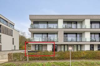 De ideale ligging van dit appartement draagt bij aan een heerlijke woonervaring. Gelegen in een rustige entiteit, geniet u van privacy en rust, terwijl alle voorzieningen toch dichtbij zijn. Het bevindt zich in een prachtige parkomgeving en combineert het gemak van een gelijkvloerse woning met een private buitenruimte.Wat het wooncomfort betreft, is dit appartement tot in de puntjes afgewerkt. Er werd veel aandacht besteed aan zowel comfort als afwerking, wat betekent dat het appartement instapklaar is.INDELING:- inkomhal met afzonderlijk toilet- leefruimte met grote raampartijen die zicht bieden op de tuin- uitgeruste keuken- 2 slaapkamers - badkamer met inloopdouche en lavabomeubel- berging/wasruimte- garage- kelderbering- tuin met ruim terras ( 71m²) en tuinhuisEen absoluut uniek pluspunt is de private buitenruimte: u geniet hier van een eigen private tuin waar u kunt tuinieren of ontspannen. Bovendien beschikt u over een ruim, zongericht terras dat de ideale plek vormt voor een kopje koffie of een gezellig moment in de namiddagzon. Inbegrepen in de verkoop is een privégarage en een kelderberging die u extra opslagruimte biedt.Dit instapklare gelijkvloers appartement met 2 slaapkamers is de perfecte keuze voor wie op zoek is naar rust en comfortabel leven.Wilt u de rust van deze parkomgeving zelf ervaren? Vraag dan nu uw bezoek aan!De eigendom wordt aangeboden via de Pre-sale formule. Op 13/12/2025 tussen 10:00 en 12:00 kan u de woning op afspraak komen bezichtigen en een bod uitbrengen. De vermelde prijs is een instelprijs. Voor meer info, gelieve contact op te nemen met de dossierverantwoordelijke.