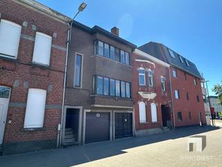 <p><span>Te renoveren woning met 3 slaapkamers, ingerichte zolder, 2 garages en tuin in Diest</span></p><p><span>Op een centrale locatie binnen de ring van Diest (aan de Ferdinand Allenstraat 28A) vinden we deze ruime woning met verschillende mogelijkheden. Het pand vraagt renovatie, maar biedt door zijn indeling, oppervlaktes en extra garages een goede basis voor wie een woning naar eigen smaak wil aanpakken.</span></p><p><span>De woning beschikt over een leefruimte, keuken met eetplaats, 3 slaapkamers, een badkamer en een ingerichte zolder. De indeling is praktisch en biedt mogelijkheden voor een gezin, maar ook voor wie extra ruimte zoekt voor bureau, hobby of opslag.</span></p><p><span>Op het gelijkvloers bevinden zich 2 garages, wat een duidelijke troef is voor parkeren, fietsen, stockage of werkmateriaal. Achteraan is er een terras en tuin met zuidoostelijke oriëntatie. De tuin is bovendien ook toegankelijk via de achterliggende weg (Oude Tramweg), wat zeer handig is voor de fietsen.</span></p><p><span>De ligging is bijzonder goed. De woning bevindt zich quasi in het centrum van Diest, met winkels, scholen, openbaar vervoer en andere voorzieningen in de directe omgeving. Ook de omliggende gemeenten en verbindingswegen zijn vlot bereikbaar. Het station en het nieuwe ziekenhuis bevinden zich op 2 min. wandelen.</span></p><p><span>Dit pand is vooral interessant voor kopers die op zoek zijn naar een woning met ruimte, garages en renovatiemogelijkheden op een uitstekende locatie in Diest.</span></p><p><span>Troeven van deze woning:</span><span><br />· Te renoveren woning met potentieel<br />· 3 slaapkamers<br />· Ingerichte zolder<br />· 2 garages op het gelijkvloers<br />· Terras en tuin met zuidoostelijke oriëntatie en met toegang via de Oude Tramweg<br />· Praktische ligging nabij het centrum van Diest<br />· Winkels, scholen, nieuwe ziekenhuis en openbaar vervoer in de directe omgeving</span></p><p><span>EPC-label is E. De renovatieplicht is van toepassing. U dient binnen 6 jaar EPC D te behalen.</span></p><p><span>Een ruime woning met garages en mogelijkheden op een centrale locatie in Diest.</span></p><p><span>Kom zeker een kijkje nemen en ontdek wat deze woning te bieden heeft.<br />Bel Immo Diest: 013 31 25 22.</span></p><p><span> </span></p><p><span>Bron m²: zie EPC.</span></p>