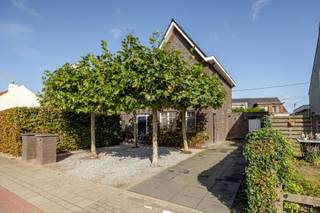 <p>Deze instapklare woning werd grondig vernieuwd in 2013 en recent voorzien van een nieuwe CV-installatie op gas (2025). Ze combineert een warme, huiselijke sfeer met moderne comfortvoorzieningen en een goed doordachte indeling.</p>
<p><span>Indeling</span><br />Inkomhal op parket, voorzien van een ingemaakte vestiairekast en een gastentoilet op marmeren vloer. Toegang tot de kelder. Aansluitend bevinden zich een berging en een wasplaats op leisteen met aparte zij-ingang. De gezellige woonkamer in L-vorm (42m²) op eiken parket is uitgerust met een sfeervolle gashaard. Dankzij de dubbele openslaande deuren geniet je hier van een vlotte verbinding naar het terras en de tuin. Open keuken (2013) voorzien van kwalitatieve toestellen, waaronder een SMEG koelkast met vriesvak, een Miele vaatwasser (2022), dampkap, dubbele spoelbak en microgolfoven.<br />De badkamer, vernieuwd in 2023, is volledig uitgerust met ligbad, geïntegreerde douche, lavabo in meubel en toilet.</p>
<p>Op de verdieping brengt de nachthal op laminaat je naar vier slaapkamers (14,94m², 13,53m², 11,37m² en 13,17m²), waarvan de masterbedroom beschikt over een aparte dressing en een zolderluik dat toegang geeft tot de ruime bergzolder (50m²). Ook de badkamer op deze verdieping is volledig uitgerust met een inloopdouche met regendouchekop, toilet en dubbele lavabo in meubel.</p>
<p>De volledig omheinde en aangelegde tuin vormt een echt buitenparadijs met een vijgenboom, dakplatanen en verschillende terrassen, waaronder een sfeervolle zithoek onder de blauwe regen. Bovendien is er een plungepool van 3 x 3 m aanwezig.</p>
<p>De woning werd in 2013 gestript en volledig gerenoveerd: nieuwe gevelsteen, muurisolatie, binnenmuren, bovenverdieping volledig gerenoveerd, dak, ramen en deuren, elektriciteit, sanitair, parketvloeren, riolering, radiatoren en vloerverwarming op de verdieping. In 2025 werd nog een nieuwe CV-installatie op gas geplaatst. <br /><br /><span>Extra:</span><br />* Geïsoleerde kruipkelder<br />* Elektriciteit conform<br />* EPC B<br />* Gevels worden nog gevoegd<br />* HIFI bekabeling woonkamer<br />* Ramen aluminium dubbel<br /><br />Gelegen in de nabijheid van openbaar vervoer, winkels en scholen.</p>