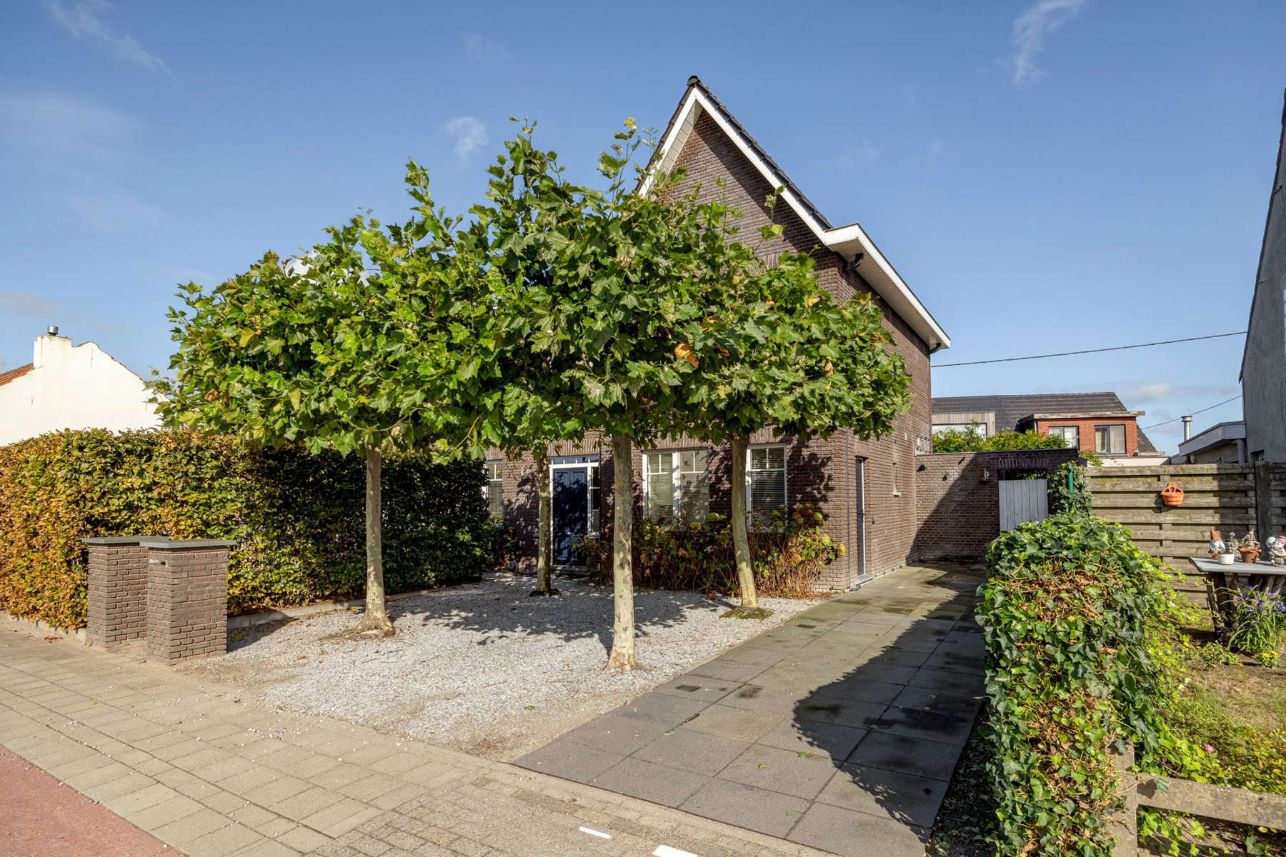 Volledig gerenoveerde woning met 4 slpks en gezellige tuin - foto 2