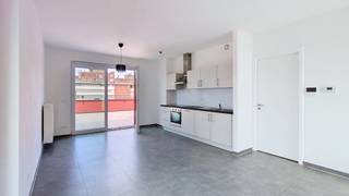 TREVI La Propriété vous propose à la location ce magnifique penthouse situé au 4ᵉ étage d'une résidence à Charleroi. Ce bien rare et très recherché offre un cadre de vie agréable et lumineux. Il se compose d'une chambre, d'un spacieux séjour avec cuisine ouverte entièrement équipée, d'une salle de bains, d'un WC séparé ainsi que d'une buanderie. Son véritable atout est sa superbe terrasse de 30 m², idéale pour profiter des beaux jours en toute intimité.Idéalement situé, l'appartement bénéficie d'un emplacement privilégié à proximité immédiate des commerces, des transports en commun, des écoles et de toutes les commodités, garantissant un confort de vie optimal.Le loyer est fixé à 840 €/mois, avec une provision de 150 €/mois de charges couvrant les charges communes de l'immeuble. Les consommations d'eau, de gaz et d'électricité sont reprises sur compteurs individuels et restent à charge du locataire.Une opportunité rare sur le marché locatif. Disponible à la location. Pour toute information complémentaire ou pour organiser une visite, contactez TREVI La Propriété au 071/33.37.69 ou envoyé votre candidature sur l'adresse email : info@lapropriete.be