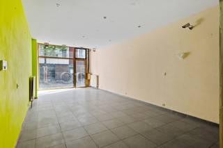 <strong>Dubbele handelswoning<br /></strong><br />Gelegen aan de Anselmostraat bevindt zich deze riante <strong>dubbelwoonst </strong>met een gevelbreedte van maar liefst 10m.<br />De twee woningen liggen in het hart van de <strong>Harmoniewijk</strong>: rustig gelegen en toch makkelijk bereikbaar met een vlotte verbinding in en uit de binnenstad. Hier woon je tussen de statige herenhuizen, op wandelafstand van het Zuid en achter het vernieuwde Justitiepaleis. De straat zelf wordt vernieuwd en is verrassend rustig voor haar centrale ligging.<br /><br />Het gebouw bestaat uit twee naast elkaar gelegen <strong>handelshuizen</strong>, elk met een eigen kadastrale aanduiding. De panden zijn destijds feitelijk samengevoegd tot één functioneel geheel, maar kunnen weer opgesplitst worden <strong>tot twee woningen</strong>. Samen bieden ze een totaaloppverlakte van ca. 570 m².<br />Op het gelijkvloers bevinden zich twee handelsruimtes met aparte toegang, elk uitgerust met keuken en sanitair. Deze kunnen blijven functioneren als <strong>commerciële ruimtes </strong>of geïntegreerd worden in een toekomstige woonfunctie. Daarboven is het pand verdeeld over meerdere verdiepingen met woonfuncties: twee appartementen over de volledige breedte, een tussenverdieping met extra kamer, een mansarde met vier bijkomende kamers en een zolderruimte bovenaan.<br />De kelders zijn droog, ruim en beschikken over voldoende hoogte.<br />In 2024 werd het dak nog volledig vernieuwd en geïsoleerd.<br /><br />De twee woningen bieden een interessant <strong>ontwikkelingspotentieel</strong> tot het realiseren van twee ruime stadswoningen met commerciële invulling op het gelijkvloers.