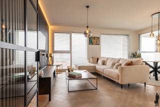 Op de 8e verdieping van de Turnovatoren bevindt zich dit stijlvol en hoogwaardig afgewerkt appartement van 129 m² met 2 slaapkamers, 2 badkamers...