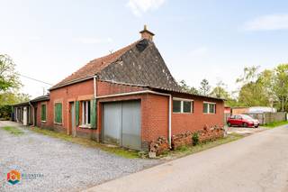 Op een uitstekende locatie in Putte bevindt zich deze casco woning met tuin en ruime garage. Een eigendom vol potentieel, waar de bestaande structuur en inspirerende toekomstplannen samen een bijzonder verhaal vormen. U geniet hier van een centrale ligging, vlakbij winkels, scholen en openbaar vervoer, terwijl rust en privacy nooit ver weg zijn.<br /><br /><strong>Bestaande toestand</strong><br />Via de inkomhal betreden we de woning, die toegang geeft tot de leefruimte. Hier kan u een warme zithoek en aparte eetplaats creëren, volledig naar eigen smaak en stijl. Aansluitend bevindt zich de nog in te richten keuken. Via de keuken bereiken we de berging met aangrenzende tussenkamer en toegang tot de tuin, waar u in alle rust en privacy kan genieten van zonnige dagen.<br />Verder beschikt het gelijkvloers over twee slaapkamers, een badkamer en een gezellige binnenkoer die extra charme en lichtinval biedt. Op de eerste verdieping geeft de nachthal toegang tot de nog af te werken zolderruimte, een plek die vandaag al uitnodigt om verder te dromen. Vooraan de woning zorgt de oprit bovendien voor voldoende parkeermogelijkheden.<br /><br /><strong>Mogelijke toestand – plannen ter inspiratie</strong><br />Bij deze zonevreemde woning werden reeds plannen uitgewerkt die een beeld schetsen van wat hier mogelijk kan worden gerealiseerd. Deze plannen dienen louter ter inspiratie, maar tonen hoe deze woning kan uitgroeien tot een eigentijdse en energiezuinige thuis met een doordachte indeling en een warme uitstraling.<br /><br /><strong>De voorgestelde plannen geven slechts één mogelijke invulling weer. Dankzij de mogelijkheid om het bouwvolume uit te breiden tot maximaal 1.000 m³, biedt deze eigendom nog tal van andere indelings- en uitbreidingsmogelijkheden. Zo kan u het project volledig vormgeven volgens uw eigen wensen en behoeften.</strong><br /><br />In deze mogelijke invulling betreedt u de woning via een stijlvolle inkomhal met vestiaire en apart gastentoilet. De leefruimte baadt in het licht dankzij grote raampartijen en biedt plaats aan een gezellige zithoek en een ruime eetplaats. De open keuken vormt het hart van de woning en sluit naadloos aan op het geheel, aangevuld met een praktische berging/wasplaats.<br />Daarnaast voorziet het gelijkvloers in een volwaardige slaapkamer met ensuite badkamer en dressing, ideaal voor wie comfortabel gelijkvloers wil wonen. Op de verdieping opent zich een zee van mogelijkheden: extra slaapkamers, een tweede badkamer, bureau of hobbyruimte. Hier kan u de woning volledig afstemmen op uw eigen woonwensen.<br />De zonnige, goed georiënteerde tuin met terras vormt een heerlijke plek om tot rust te komen met uitzicht op groen, terwijl de garage en ruime parkeermogelijkheden het comfort compleet maken.<br /><br />Belangrijk om te weten is dat op deze locatie rekening dient te worden gehouden met de verschillende erfdienstbaarheden die op het perceel rusten. Deze zijn weergegeven op het bestand die bij de documenten is toegevoegd, genaamd "Erfdienstbaarheden Vogelstraat 48".<br />U bent verplicht om deze woning binnen de 5 jaar na aankoop grondig energetisch te renoveren tot minimum EPC-label D. <br /><br />Dit is een uitstekende opportuniteit als u op zoek bent naar een op te bouwen woning op een uitstekende locatie te Putte. Contacteer ons op 0475 47 59 76 voor meer informatie of neem een kijkje op www.boonstravastgoed.be. <br /><br />Bijzonderheden:<br />- Casco<br />- Uitstekende ligging<br />- Veel mogelijkheden