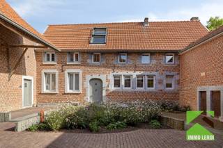 Op zoek naar een woning met karakter, ruimte en een uitzonderlijke landelijke setting? Deze stijlvolle vleugel van een authentieke vierkantshoeve in Rutten weet meteen te bekoren. Hier gaan historische charme en hedendaags wooncomfort hand in hand. De woning werd smaakvol afgewerkt met kwalitatieve materialen en beschikt over een verrassend ruime en veelzijdige indeling. De authentieke elementen, de royale leefruimtes en het uitzicht versterken het unieke karakter van deze eigendom.<br /><br />Via de inkomhal komen we op het gelijkvloers met 3 slaapkamers, een bijkomende kamer die perfect kan worden ingericht als vierde slaapkamer, bureau of hobbyruimte, een badkamer en een aparte douchekamer. Verder is er een afzonderlijk toilet en een handige berging.<br />De volledig ingerichte keuken vormt een aangename leefplek en biedt rechtstreeks toegang tot het terras en de tuin. <br />Op de verdieping bevindt zich de absolute blikvanger van de woning: een ruime en bijzonder lichtrijke leefruimte met authentieke elementen en een prachtig zicht over de omgeving. Daarnaast beschikt deze verdieping nog over 2 slaapkamers en een apart toilet.<br /><br />In de andere zijvleugel bevinden zich 2 grote stallingen.<br /><br />RUST, RUIMTE EN AUTHENTICITEIT<br />De ligging in Rutten biedt een bijzonder aangename woonomgeving. Omgeven door groen en rust geniet u hier volop van privacy en landelijke sereniteit, zonder in te boeten aan bereikbaarheid. Het centrum van Tongeren en de belangrijkste invalswegen zijn vlot bereikbaar.<br />Ook buiten is het aangenaam vertoeven. Het terras en de tuin vormen een rustige plek om te genieten van de ruimte en het landelijke karakter van de omgeving.<br /><br />DE TROEVEN OP EEN RIJ:<br />x Authentieke vleugel van een karaktervolle vierkantshoeve; <br />x Bijzonder ruime en veelzijdige indeling; <br />x Royale, lichtrijke leefruimte met authentieke elementen; <br />x Kwalitatieve en stijlvolle afwerking; <br />x Terras en tuin met aangename buitenbeleving.<br /><br />BESCHERMD ERFGOED<br />De hoeve en binnenkoer zijn beschermd als erfgoed. Dit draagt bij aan het unieke karakter en de historische waarde van deze bijzondere eigendom.<br />Meer informatie: https://inventaris.onroerenderfgoed.be/aanduidingsobjecten/3610.<br /><br />Een eigendom voor wie op zoek is naar ruimte, authenticiteit en een bijzondere woonomgeving. Ontdek zelf de charme van deze unieke vierkantshoeve in Rutten en maak telefonisch een afspraak voor bezichtiging op het nummer 012 23 00 23 of mail uw vragen aan roland@immo-leroi.be.