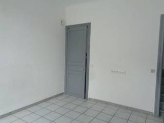 <p><span>Centraal gelegen woning. Inkom, living, woonkamer, keuken, terras met tuintje, badkamer en 3 slaapkamers. Vrij op 15/07/2026. Voor info of bezoek bel 056.21.58.00 of www.immo-lvb.be, naar pand gaan en via pand online afspraak maken.</span></p>