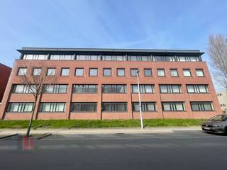 Op een uitstekende en goed bereikbare locatie in Brugge bevindt zich dit imposante kantoorgebouw.<br /><br />Met een totale bruikbare vloeroppervlakte van 2.806 m² over vier royale plateaus, biedt het gebouw een unieke combinatie van oppervlakte, comfort en flexibiliteit. Opsplitsbaar per verdieping vanaf +/- 635 m². <br /><br />De open space kantoorruimte met een oppervlakte van 1.472 m² verdeeld over 2 niveaus is instapklaar en de ruimtes zijn gemakkelijk in te delen zodat u uw kantooromgeving volledig kunt afstemmen op de behoeften van uw noden en uw team. Per verdieping is er een sanitaire ruimte voorzien. <br /><br />Beschikbaar in zowel koop als huur, is dit gebouw een toekomstgerichte oplossing voor bedrijven die willen groeien en zich willen vestigen op een strategische locatie in Brugge.<br /><br />Ondergrondse als bovengrondse parkeermogelijkheden.<br /><br />Contacteer PANORAMA B2B voor bijkomende inlichtingen, plannen of een vrijblijvend plaatsbezoek 0476 215 115.