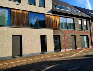 In de stijlvolle residentie 'De Fonteine' bevindt het appartement zich uiterst rechts op het gelijkvloers (ingang Regentiestraat).Indeling: inkomhal,...