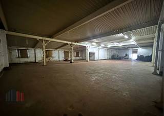 De loods is gelegen in het centrum van Gent, op slechts 2,3km van de R4. Het heeft een oppervlakte van 573m² en is voorzien van verlichting, elektriciteit en voldoende parkeergelegenheid. <br /><br />Heeft u interesse of wenst u graag meer details over dit aanbod?<br />Aarzel dan niet om contact op te nemen met <strong>PANORAMA B2B </strong>voor bijkomende informatie of om een vrijblijvend plaatsbezoek in te plannen. U kunt ons bereiken op het nummer <strong>09 219 90 30</strong>.