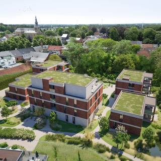 Ontdek de gloednieuwe residentie ZuiderPoort, in het hart van Meerhout. Dit project telt 16 BEN-appartementen met 2 of 3 slaapkamers, ontworpen voor een optimaal woon- comfort. Heerlijk rustig wonen, en toch overal dichtbij. Ervaar het zelf!<br /><br />ZuiderPoort is gerealiseerd op de historische locatie van ‘De Gouden Leeuw’, op slechts vijf minuten wandelen van de markt. In het centrum van Meerhout vind je alle voorzieningen: winkels en horeca, 2 basisscholen, de markt op donderdag en de gemeentediensten. Heel aantrekkelijk als je niet in een drukke stad wil wonen en toch alles binnen handbereik wil hebben.<br /><br />Energiezuinig? Absoluut! Alle woonunits van ZuiderPoort beschikken over vloerverwarming aangesloten op een individuele warmtepomp, waardoor je woning ‘bijna-energieneutraal’ (BEN) is. Dit is niet alleen goed voor het milieu, maar ook voor je portemonnee. In ZuiderPoort houd je je energiekosten moeiteloos onder controle.<br /><br />De oude naam voor Meerhout is Maereholt, en dat betekent letterlijk ‘meer bos’ of ‘moerassig bos’. Het verbaast dan ook niet dat Meerhout bekendstaat om een groene en landelijke omgeving, waar het heerlijk wandelen en fietsen is. Ontdek natuurgebieden zoals de Meerhoutse Heide, of fiets langs het kasteel van Meerhout.<br /><br />Wenst u graag meer info? Vraag dan snel uw bezoek aan!<br /><br />De verkoop geschiedt onder registratierechten op het grondaandeel (12%) en BTW (21%) op het constructieaandeel. Parking en berging verplicht bij aan te kopen.
