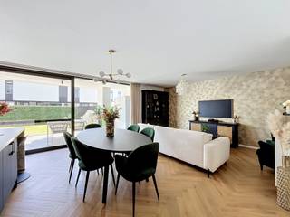 <strong>Energiezuinig appartement waarbij modern wooncomfort, hoogwaardige afwerking en een uitzonderlijke buitenruimte samenkomen.</strong><br /><strong>Dankzij de kwalitatieve materialen, stijlvolle afwerking en private tuin met ruim terras geniet u hier van een bijzonder aangename woonbeleving.</strong><br /><br /><strong>LIGGING</strong><br /><br />De locatie is een belangrijke troef van deze eigendom.<br />Zo bevinden zich het Frunpark, de Spar en diverse winkels vlakbij, terwijl het station en het openbaar vervoer op slechts enkele minuten gelegen zijn.<br />Dankzij de vlotte verbinding met belangrijke invalswegen bereikt u bovendien Gent, Aalst en Brussel eenvoudig.<br />Wie graag ontspant in het groen, vindt met de Warande, Meerdonk en het natuurreservaat De Ham verschillende mooie recreatie- en wandelmogelijkheden in de buurt.<br /><br /><strong>INDELING</strong><br /><br /><strong>Binnenin werd bijzonder veel aandacht besteed aan kwaliteit, stijl en comfort.</strong><br />De inkomhal met vestiaire leidt naar de lichtrijke leefruimte met open keuken, kookeiland en praktische koffiecorner.<br />Grote raampartijen zorgen voor een overvloed aan natuurlijk licht. <br />Via het grote schuifraam vloeit de leefruimte naadloos over in het ruime terras en de private tuin.<br />Een heerlijke plek om te genieten met familie en vrienden of tot rust te komen na een drukke werkdag.<br /><br />Verder beschikt het appartement over een gastentoilet, een berging en ruime slaapkamer met hoogwaardig afgewerkte ensuite badkamer.<br />Deze is voorzien van een inloop regendouche en stijlvol badkamermeubel.<br /><br />Als <strong>extra troef</strong> beschikt het appartement over een ondergrondse autostaanplaats (aan te kopen voor € 20 000).<br /><br />Contacteer Kevin: <strong>0476 66 55 50</strong><br />(Oppervlakten zijn geraamd)