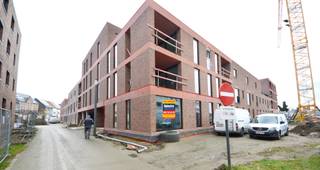 Bent u op zoek naar een energiezuinig nieuwbouw kantoor, praktijk of creatieve workspace in een gebouw met een originele architectuur en makkelijke bereikbaarheid in de nieuwste hipste woonbuurt van Aalst? Check this out!Aan de oever van de Dender groeit en bloeit de NIEUWSTE WOONBUURT PIER KORNEL. Ontwikkelaars Revive en Matexi bundelden hun krachten samen om een voormalig industrieterrein om te vormen tot een plek waar het PRETTIG WONEN EN WERKEN is voor jong en oud. Aan het water en op een BOOGSCHEUT VAN HET CENTRUM van Aalst ontdek je dit totaalconcept met een MIX aan wooneenheden, commerciële ruimtes en assistentiewoningen. Er is voor ieder wat wils. En daar stopt het dan ook niet ... Een collectieve tuin, gemeenschapsvoorzieningen, parking, aan alles werd gedacht.
Dit betreft een op de hoek gelegen lichtrijke CASCO ruimte met een opp. van 151.5 m².
(BUURT A.0.1). OPTIONELE AANKOOP ONDERGRONDSE PARKING EN EV. BERGING MOGELIJK.
Het grondaandeel valt onder het stelsel van de registratierechten en op de constructiewaarde geldt de BTW wetgeving.