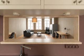 Nederkouter 119: Strategisch gelegen handelspand met ruim duplexappartement - Goedgekeurde vergunning voor herontwikkeling
Unieke investeringskans: Goedgekeurde vergunning aanwezig voor de herontwikkeling van het pand tot een commerciële ruimte op het gelijkvloers, een 3-slaapkamerduplex en een 2-slaapkamerduplex. Contacteer ons voor meer informatie.
Gelegen in de levendige Nederkouter, op wandelafstand van de Kouter en de Veldstraat. Dankzij de uitstekende ligging in een drukbezochte winkelstraat geniet de handelsruimte van een optimale visibiliteit en een constante passage.
De commerciële gelijkvloers beschikt over een opvallende gevel met een grote vitrine. Achteraan de winkelruimte bevindt zich een praktische bureau-/bergruimte met een lavabo. In de winkel zelf is er een aangename lichtstraat die extra natuurlijk licht en ademruimte creëert. Verder is het pand bijna volledig onderkelderd.
Op de bovenliggende verdiepingen bevindt zich een lichtrijk duplexappartement met een comfortabele woonindeling:
Eerste verdieping: Ruime en lichtrijke leefruimte, charmante keuken met toegang tot een eerste terras, eerste slaapkamer, toilet.
Tweede verdieping: 3 slaapkamers, badkamer en een zonnig terras
Zolder: Vaste trap, douche en slaapkamer
Dit eigendom vormt een uitstekende opportuniteit voor zelfstandigen die wonen en werken willen combineren, maar is eveneens interessant als investering dankzij goedgekeurde bouwvergunning.