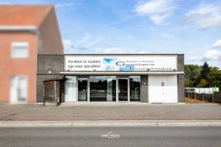 Deze goed draaiende bakkerij ( enige bakkerij in de buurt! ) biedt een mooie opportuniteit voor wie een eigen zaak wil uitbouwen of een bestaande activiteit wil verderzetten. De zaak beschikt over een prachtige winkel met een verzorgde uitstraling en een aangename sfeer.<br />Naast de winkelruimte beschikt het pand over een ruime parking voor de klanten en ook een inpandige garage en een praktische bijruimte, wat zorgt voor extra comfort en functionele mogelijkheden.<br />Een interessante kans om een gevestigde zaak over te nemen en verder te bouwen op het bestaande succes. Prijs is inculsief volledige inboedel, klaar om morgen te starten!