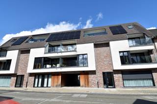 Op een uitstekende en centrale ligging, vlak bij de kerktoren van Lendelede, bevindt zich dit bijzonder stijlvolle appartement in Residentie Baekelandt.<br />Deze kleinschalige residentie werd gebouwd in 2021 en biedt u een aangename woonomgeving.<br /><br />Dit exclusieve appartement onderscheidt zich door zijn ruimtegevoel en hoogwaardige afwerking.<br />Zowel de lift als trap bereiken rechtstreeks het appartement.<br /><br />Indeling als volgt:<br />Bij het binnenkomen wordt u verwelkomt in een inkomhal met vestiaire en afzonderlijk toilet.<br />De lichtrijke leefruimte biedt plaats aan een gezellige zithoek en eetplaats. Grote raampartijen zorgen voor een overvloed aan natuurlijk licht en versterken het open karakter.<br />Volledig geïnstalleerde open keuken met aanpalende wasplaats / berging.<br /><br />We beschikken hier over 2 volwaardige slaapkamers, waarvan 1 slaapkamer is ingericht met ingemaakte kasten, bureau en bed. Daarnaast is er nog een dressing met op maat gemaakte kasten.<br /><br />Een absolute troef is het gezellige, overdekte terras, waar u van het buitenleven kunt genieten.<br /><br />Doorheen het volledige appartement werd gekozen voor kwalitatieve materialen, stijlvolle maatwerkinrichting en een verzorgde afwerking. Alles werd ontworpen met oog voor esthetiek én praktisch wooncomfort.<br /><br />In de vraagprijs is een individuele berging op het gelijkvloers inbegrepen.<br /><br />Optioneel kan er een garage (2 beschikbaar) bijgekocht worden.<br /><br />EXTRA TROEVEN: zonnepanelen, uiterst energiezuinig wonen, maatwerk, gunstig EPC, centrale ligging... Kortom een absolute topper!<br /><br />Onze ref. DEV5184