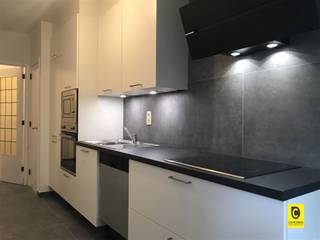 <p><span>Recent gerenoveerd 2 slaapkamer appartement met terras</span></p><p><span>Het pand heeft een zéér centrale ligging. Openbaar vervoer, invalswegen, scholen, winkels en supermarkten zijn allen op wandelafstand.</span></p><p><span>Dit modern appartement is gelegen op de 2de verdieping in een gebouw met lift en heeft volgende indeling:</span></p><p><span> </span></p><p><span>Inkomhal:</span></p><p><span>U betreedt het appartement via de inkomhal met ingemaakte vestiairekast, veiligheidsdeur en videofoon.</span></p><p><span> </span></p><p><span>Leefruimte &amp; keuken:</span></p><p><span>De aangename woonkamer op prachtige authentieke blokjesparket geniet veel natuurlijk licht. Bovendien zijn alle ramen voorzien van dubbele beglazing met PVC profielen en vliegen ramen. </span></p><p><span>Verder heeft u de vernieuwde gesloten keuken die uitgerust is met volgende toestellen: vaatwasser, spoelbak, kookplaat, dampkap, oven, koelkast en diepvriezer. <br />Alle comfort is voorhanden en er is meer dan voldoende werk- en opbergruimte.</span></p><p><span> </span></p><p><span>Badkamer &amp; slaapkamers:</span></p><p><span>Er zijn 2 slaapkamers, beiden op parket gelegen waarvan de grootste slaapkamer toegng geeft tot het terras.</span></p><p><span>In de nachthal is er een een aparte bergruimte aanwezig met een aansluiting voor uw wasmachine.</span></p><p><span>De vernieuwde badkamer geniet van een ruime inloopdouche en een dubbele lavabo.</span></p><p><span> </span></p><p><span>Terras:</span></p><p><span>Het appartement beschikt over een uitgestrekt en rustige terras te midden van het groen. Het geniet veel privacy en is toegankelijk vanuit beide slaapkamers.</span></p><p><span> </span></p><p><span>Huurprijs &amp; beschikbaarheid</span></p><p><span>Huurprijs: €975,00 / maand</span></p><p><span>Maandelijkse kosten: €135,00 - provisie verwarming en water + onkosten gebouw</span></p><p><span>Beschikbaarheid:Onmiddellijk </span></p><p><span> </span></p>