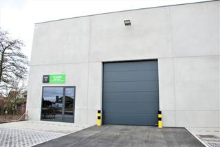 Loods met een oppervlakte van 357,88m² en een vrije hoogte van 6,44m!De standaarduitrusting is top zo zijn daar onder andere:- buitenverlichting-...