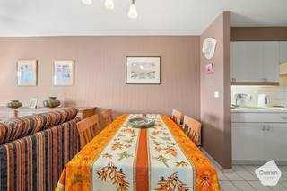 Dit appartement met één slaapkamer, ligt op een <strong>uitzonderlijke</strong> <strong>locatie</strong>, vlak achter de dijk, op een steenworp afstand van het stadscentrum en het openbaar vervoer.<br /><br />Bij binnenkomst in het appartement vindt u direct aan de linkerkant de <strong>lichte</strong> <strong>woonkamer</strong>. Dankzij de grote ramen geniet u van aangenaam <strong>natuurlijk</strong> <strong>licht</strong>. Vanuit de woonkamer heeft u direct toegang tot het kleine, <strong>zonnige</strong> <strong>terras</strong>. De <strong>keuken</strong> grenst aan de woonkamer en is <strong>voorzien</strong> van alle <strong>benodigdheden</strong>. Het appartement beschikt tevens over een <strong>apart</strong> <strong>toilet</strong>, een <strong>badkamer</strong> met <strong>ligbad</strong> en een <strong>aparte</strong> <strong>slaapkamer</strong>. Daar vindt u ook een tweede terras. <br /><br />Het appartement bevindt zich op de <strong>4e</strong> <strong>verdieping</strong> en is uiteraard bereikbaar met de <strong>lift</strong>. Het beschikt tevens over een <strong>gunstig</strong> <strong>EPC</strong>-<strong>certificaat</strong> en een <strong>conform</strong> <strong>elektriciteitsattest</strong>.<br /><br />Gezien de vele troeven kan dit appartement dienen als hoofdverblijf, tweede verblijf of als investering.