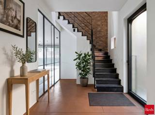 <p>Deze prachtige woning ligt op de grens van Edegem en Hove en werd door de huidige eigenaars recent gerenoveerd met een duidelijke klemtoon op gebruikte materialen, contact met de tuin en energetische prestaties. Het resultaat werd dan ook een pareltje waar esthetiek en wooncomfort hand in hand gaan. Technisch staat het huis uiteraard volledig op punt – conforme EK, handige domotica, zonnepanelen, vloerverwarming, warmtepompen, mooi EPC, asbestvrij, enz… De woning komt mooi gedocumenteerd. Indeling:</p>
<p>Benedenverdieping:</p>
<p>Ruime, lichte inkomhalhal met ingebouwde vestiaire en gastentoilet. Zeer ruime en open woonkamer en keuken (op knappe polybeton), ingericht met de meest moderne toestellen en kwalitatieve materialen. Voorzien van airco en vloerverwarming. Fantastische lichtinval dankzij grote raampartijen die toegang bieden naar de perfect georiënteerde tuin en terras. Grote garage met extra opbergruimte.</p>
<p>Eerste verdieping:</p>
<p>Master met ensuite badkamer voorzien van een ligbad. Extra douchekamer, toilet en drie ruime slaapkamers. Open ruimte op overloop. Alle kamers zijn voorzien van airco.</p>
<p>Tweede verdieping:</p>
<p>Twee ruime slaapkamers plus een extra ruimte, momenteel gebruikt als bureel. Kwalitatieve ingemaakte kasten, bedden en bureau's.</p>
<p>Kelder:</p>
<p>De droge kelder van zo'n 80m² groot is opgedeeld in vier ruimtes en is ideaal als wasplaats en opbergruimte.</p>
<p>Plannen en documentatie te vinden op www.reds.be. Voor meer informatie of een bezichtiging, neem gerust contact op met Daniël via mail (daniel@reds.be) of telefoon (0475.25.30.64).</p>