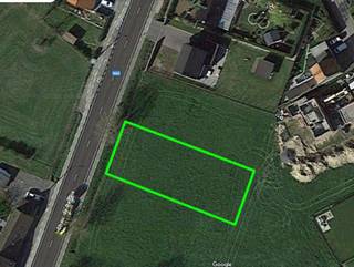 Grond te koop gelegen in woongebied met landelijk karakter: 9a76ca. Volgens het landmetersplan: breedte van de grond is 18,75m met een diepte van...