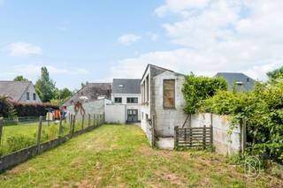 <p>Aangename gerenoveerde halfopen woning, gelegen in een rustige woonomgeving in het hart van het Pays des Collines, en toch dicht bij alle voorzieningen zoals autosnelweg, scholen, winkels, enz.<br /><br />Een ideale woning voor wie zich onmiddellijk wil vestigen zonder werken te moeten voorzien!<br /><br />De woning is als volgt ingedeeld:<br /><br />Gelijkvloers: inkomhal, woonkamer, eetkamer en uitgeruste open keuken, evenals een badkamer met inloopdouche, toilet en een praktische wasruimte.<br /><br />Verdieping: twee mooie slaapkamers en een klein bureau.<br /><br />Zolder: mogelijkheid om een extra grote slaapkamer in te richten.<br /><br />Kelder: praktische kelder.<br /><br />Buiten geniet u van een perceel van meer dan 5 are, met zijdelingse toegang, een mooi terras, een atelier en twee parkeerplaatsen vooraan.<br /><br />Technisch: PVC-ramen met dubbele beglazing, pelletkachel, moderne elektrische verwarming, conforme elektriciteit, elektrische boiler en nieuw dak, nog te isoleren.<br /><br />Een aangename, functionele en prachtig gelegen woning waar u onmiddellijk kunt intrekken!<br /><br />Contacteer ons snel voor een bezoek via: aurelie@immobeguin.be</p>