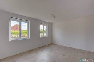 <span>ENERGIEZUINIGE NIEUWBOUWWONING MET 3 SLAAPKAMERS TE BILZEN</span><br /><br /><span>Deze nieuwbouwwoning vinden we terug aan de Riemsterweg 167 te Martenslinde, deelgemeente van Bilzen. Door haar centrale ligging is er een goede uitvalsbasis naar zowel de omliggende dorpen en steden alsook de op- en afrit van de autostrade E313. Alle voorzieningen zijn op minder dan 5 minuten rijden bereikbaar, evenals het stadscentrum van Bilzen. Ook het kasteeldomein Alden Biesen met zijn vele wandel- en fietsroutes is kortbij gelegen.</span><br /><br /><span>De indeling van de woning is als volgt:</span><br /><span>GELIJKVLOERSE VERDIEPING:</span><br /><span>- Inkomhal.</span><br /><span>- Gastentoilet.</span><br /><span>- Woonkamer.</span><br /><span>- Ruime lichtrijke keuken met eetplaats. De keuken is voorzien van koelkast, oven, kookplaat met afzuigkap en een vaatwasser.</span><br /><span>- Berging met aansluiting voor het wasmachine.</span><br /><br /><span>TWEEDE VERDIEPING:</span><br /><span>- Nachthal.</span><br /><span>- 3 slaapkamers, waarvan de master bedroom over een dressing beschikt.<br />- Badkamer. De badkamer is voorzien van een enkele lavabo en een douche.</span><br /><span>- Toilet.</span><br /><br /><span>DERDE VERDIEPING: </span><br /><span>- Zolderruimte die kan dienen als extra bergruimte.</span><br /><br /><span>Er zijn geen gemeenschappelijke kosten voor de woning.</span><br /><span>De woning is voorzien van 14 zonnepanelen en van een parkeerruimte aan de voorzijde en een tuin aan de achterzijde, d</span>e tuin heeft een zuid-westelijke oriëntatie<span>.</span><br /><br /><span>Wilt u graag een bezichtiging inplannen voor deze nieuwbouwwoning? Contacteer ons dan vrijblijvend via info@matisimmo.be.</span>