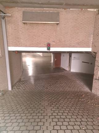 Garagebox 32 op wandelafstand van de Zeedijk in een ondergronds garagecomplex.AFMETINGEN GARAGE:5m28 Diep, 2m75 breed en 2m50 hoogHoogte Inrit...