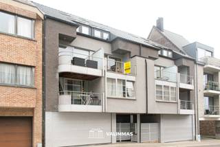 VALIMMAS verkoopt in het centrum van Asse dit welgelegen en energiezuinige duplex-appartement met mezzanine, terras, kelderberging en dubbele...