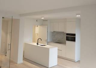 <p>In de mooi gerenoveerde Residentie Clementina (Caan Architecten) bevindt zich dit bijzonder verzorgd en volledig instapklaar (gemeubeld, gordijnen, verlichting) 1-slaapkamerappartement van 65,2 m², aangevuld met een aangenaam inpandig terras van 4,8 m² en een gemeenschappelijke stadstuin.</p><p>Het appartement geniet van een zuidwestelijke oriëntatie, ligt aan de achterkant van het gebouw en biedt uitzicht over de binnentuin en het Sint-Pietersstation. Dankzij de ligging op wandelafstand van trein, tram en bus is dit een ideale woonplek voor wie comfort en mobiliteit wil combineren.</p><p>Het appartement is momenteel nog verhuurd, wat het eveneens bijzonder interessant maakt als investering.</p><p>De leefruimte is afgewerkt met een elegante parketvloer en sluit aan op het inpandige terras. De zuidwestelijke oriëntatie zorgt voor een aangename lichtinval en maakt het terras tot een fijne plek om van de namiddag- en avondzon te genieten.<br />De moderne keuken is uitgerust met een composiet werkblad en hoogwaardige MIELE-toestellen.</p><p>De praktische ruime berging, geïntegreerd in het appartement, beschikt over een aansluiting voor een wasmachine, een Vaillant-brander en een ventilatiesysteem.<br />De stijlvolle badkamer is voorzien van een badkamermeubel met lavabo en een inloopdouche. Er is ook een apart toilet.</p><p>Het appartement beschikt bovendien over aluminium ramen met dubbele beglazing.</p><p>Het appartement beschikt over een EPC-label B (E72), wat zorgt voor een gunstige energieprestatie en comfortabel hedendaags wonen.</p><p>Het appartement wordt gemeubeld aangeboden, met onder meer kwalitatieve Bolia-meubelen, gordijnen en verlichting. Hierdoor is het appartement werkelijk volledig instapklaar.</p><p>Daarnaast beschikt het appartement over een privatieve kelderberging.</p><p>Een kwalitatief en stijlvol appartement met een uitstekende ligging, een aangenaam zuidwestgericht terras en een energiezuinig EPC B. Een ideale combinatie van wooncomfort, architectuur en bereikbaarheid — zowel voor eigen bewoning al</p>