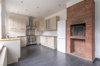 Century21 ImmoNero stelt voor: Prestigieuze villa van 373m2 op hoekperceel van 1.052m2. Uiterst ruime woning die in 2024 gedeeltelijk is...