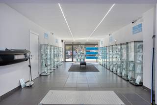 Indeling: Op de gelijkvloerse verdieping bevindt zich een gerenoveerde handelsgelijkvloers van ca. 70 m². De winkel is opgebouwd uit een toonzaal (59 m²), bureauruimte (5 m²), toilet, bergruimte (4 m²), buitenruimte (30 m²) en ruime kelder. Via een aparte inkomdeur hebben we toegang tot het bovenliggend 2-slaapkamerappartement van ca. 75 m². De indeling van het appartement is als volgt: inkomhal, leefruimte met open keuken (27,5 m²), slaapkamer 1 (13 m²), slaapkamer 2 (8 m²), nachthal met apart toilet en badkamer (4 m²).Troeven: - airco - dak geïsoleerd in augustus 2025 (12 cm PUR) - volledig instapklaar- buitenruimte - geluidsdempende beglazing - conforme elektriciteit - parkeergelegenheid voor de deur - Mobiscore 8,7/10 Bent u geïnteresseerd in deze opbrengsteigendom te koop in Wilrijk? Aarzel dan niet om contact met ons op te nemen. Wenst u uw eigendom ook te koop of te huur te stellen? We helpen u graag verder. Steeds tot uw dienst om u verder te helpen met al uw vragen over vastgoed!