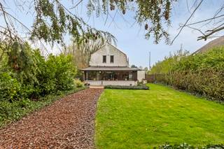 Looking for peace, space, and endless potential? This charming countryside home, set on a beautiful plot of no less than 33a26ca, offers a...