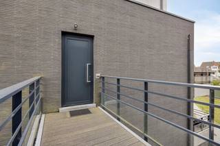 Dit appartement werd door de eerste eigenares aangekocht op plan en sindsdien met de grootste zorg onderhouden. Het verkeert in uitstekende staat en is volledig instapklaar.<br /><br />De inkomhal biedt ruimte voor een vestiaire en beschikt over een aparte toilet en een praktische berging met aansluiting voor een wasmachine. De lichtrijke leefruimte met open, volledig uitgeruste keuken vormt het hart van de woning en geeft uit op een ruim terras met een mooi, groen uitzicht over de gemeenschappelijke tuin. <br /><br />Verder beschikt het appartement over een comfortabele slaapkamer met aansluitende badkamer, waardoor het geheel een praktische en aangename indeling biedt.<br /><br />Extra troeven:<br />Recente residentie Parkview (2018)<br />EPC-label A: energiezuinig en lage verbruikskosten<br />Instapklaar en uitstekend onderhouden<br />Aparte ingang langs buiten <br />Ruim terras<br />Gemakkelijk bereikbare autostaanplaats op niveau -1<br />Uitstekende ligging nabij centrum, winkels, scholen, openbaar vervoer en station<br /><br />Een ideale woonst voor starters, alleenstaanden, koppels of als interessante investering !<br />Interesse? Contacteer olivia.laporte@dewaele.com 0499 46 93 34<br /><br />Bestuursmaatregelen in het maatregelenregister: nee